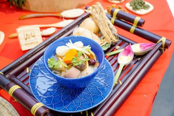 Đuôi heo hầm thuốc Bắc hạt sen