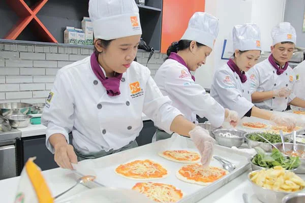 học viên thực hành làm pizza