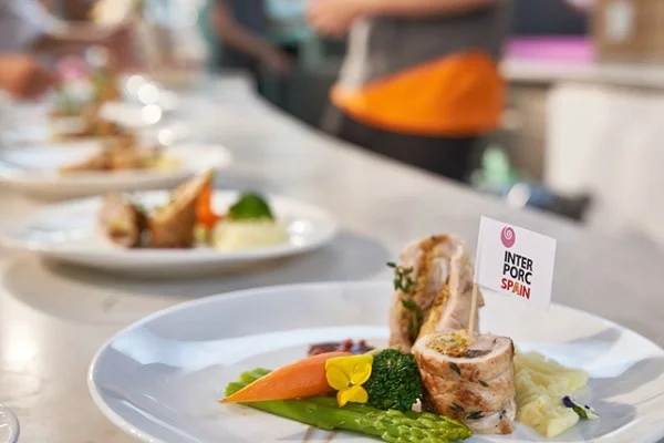 Món ăn được bày trí đẹp mắt