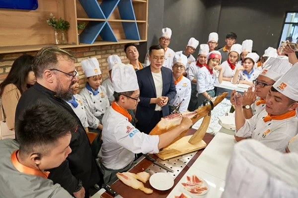 thực hiện cắt Jamón