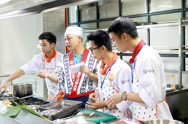 Chef hướng dẫn làm món ăn
