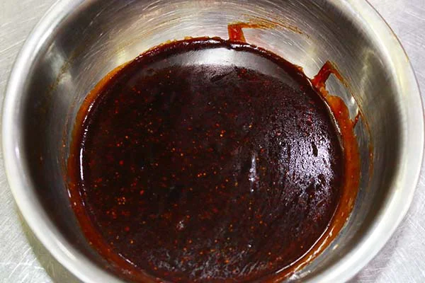 giảng viên hướng dẫn cách làm xốt dầu hào