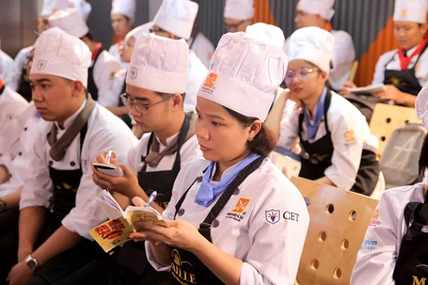 học viên chăm chú ghi chép