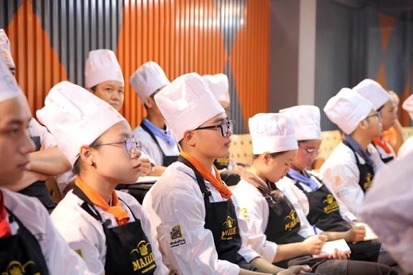 Học viên chăm chú theo dõi