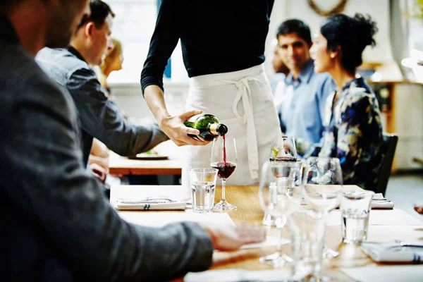 Nghiệp vụ phục vụ rất đa dạng, đòi hỏi quá trình đào tạo bài bản nghiệp vụ phục vụ