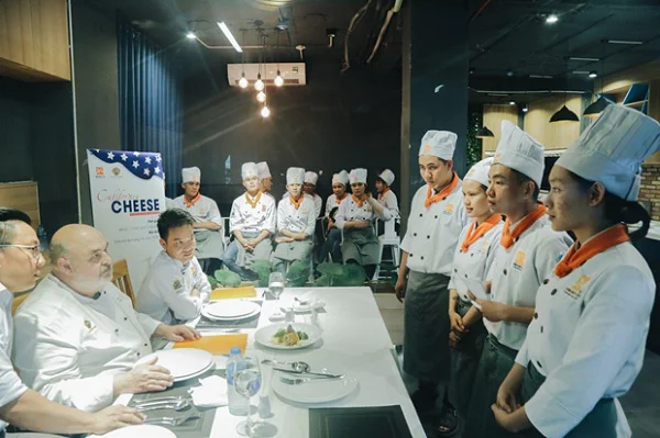 thuyết trình trước Ban giáo khảo