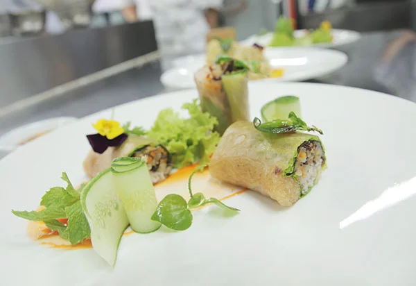 lớp bánh tráng gạo lứt không được cứng khi phục vụ thực khách