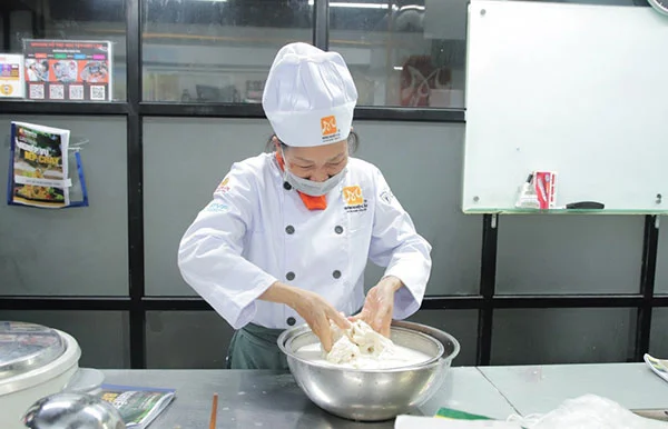 thực hành bóp và xé căn để loại bỏ tinh bột trong nước