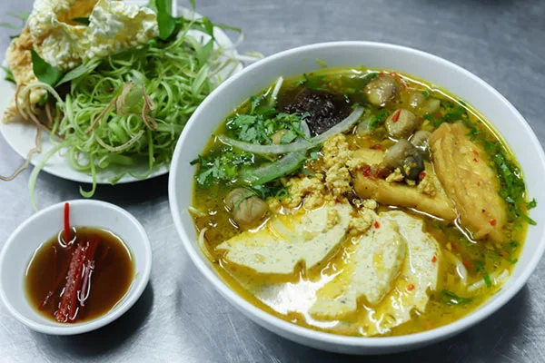 bún bò huế chay thực hiện dưới sự hướng dẫn của giảng viên