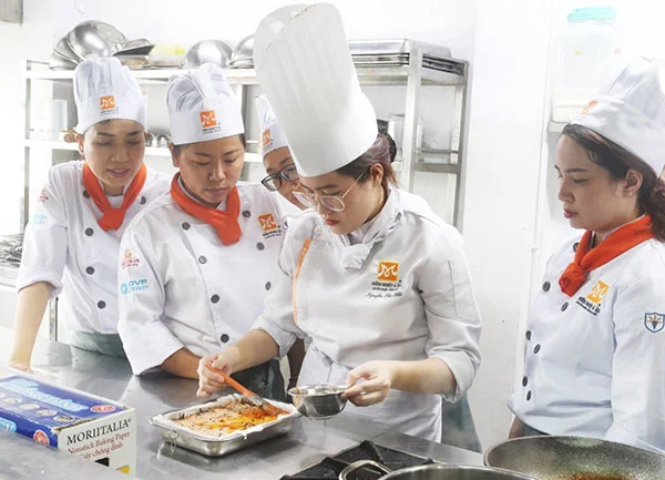 giảng viên chia sẻ nhiều kiến thức xoay quanh 6 món điểm tâm chay