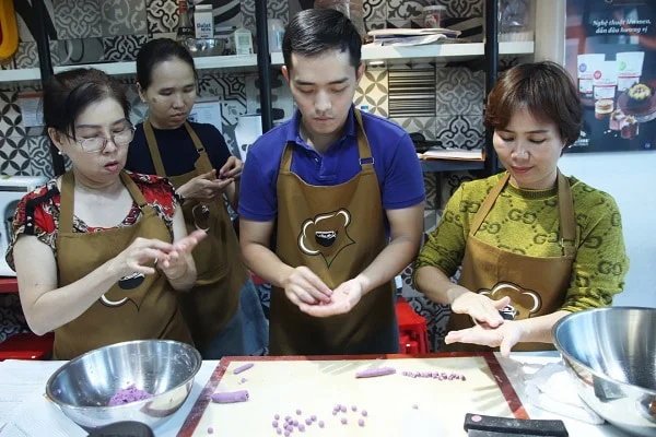 học viên tập trung thực hành