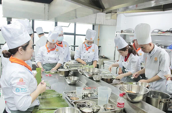 học viên thực hành gói bánh nậm