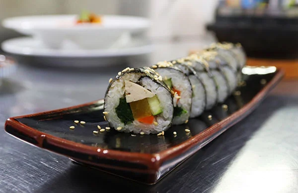 kimbap hấp dẫn với phần cơm dẻo thơm