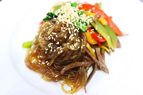 miến trộn với phần xốt thấm đều