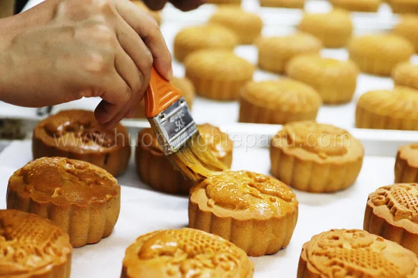 quết hỗn hợp lòng đỏ trứng