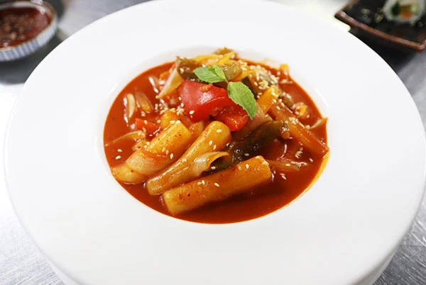 thành phẩm bánh gạo cay chay hấp dẫn