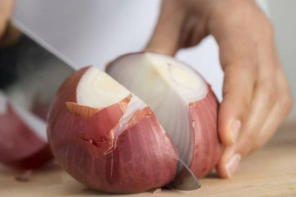 Vì sao hành tây làm cay mắt