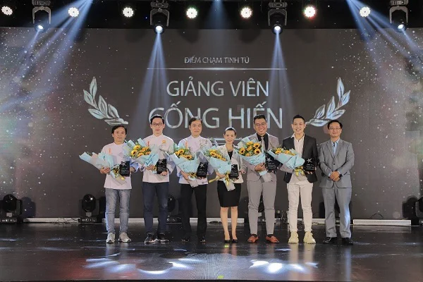 các thầy cô nhận kỷ niệm chương