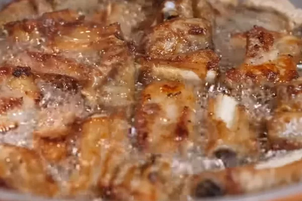 Chiên sườn cho vàng đều