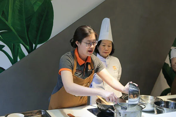 giảng viên hướng dẫn cách nấu cốt cháo ngon sánh mịn