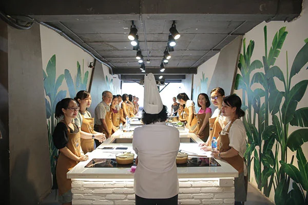 giảng viên lưu ý điểm quan trọng khi bước vào thực hành chế biến món ăn