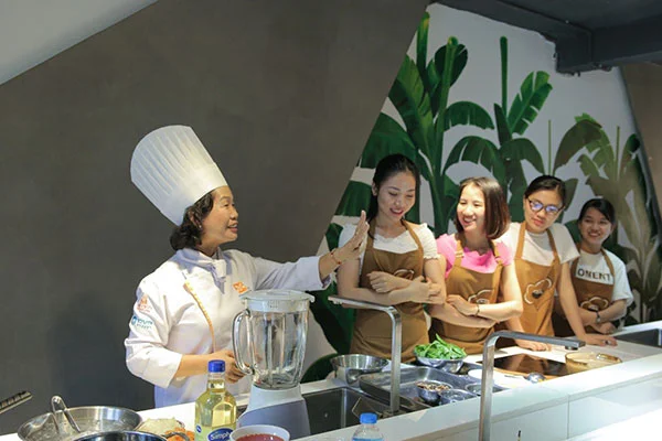 giảng viên truyền tải kiến thức dễ hiểu