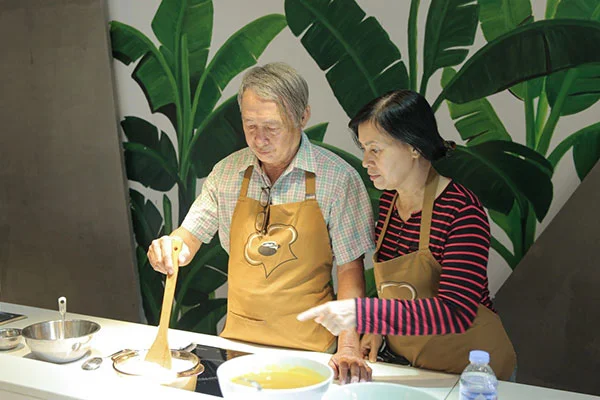 khách tham dự chế biến sữa óc chó hạnh nhân