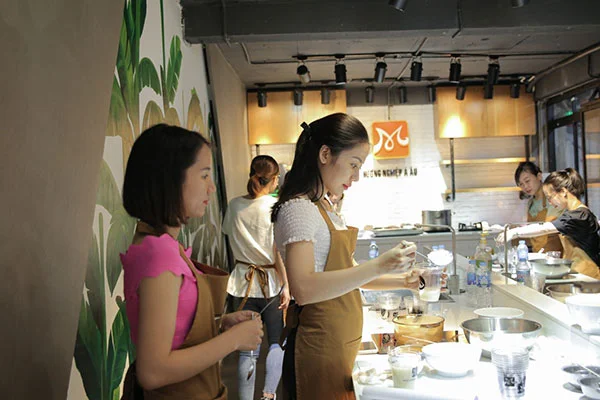 khách tham dự thực hành thành công 2 món ăn ngay trong chương trình