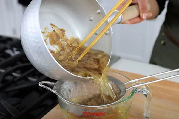 lọc để lấy nước dashi