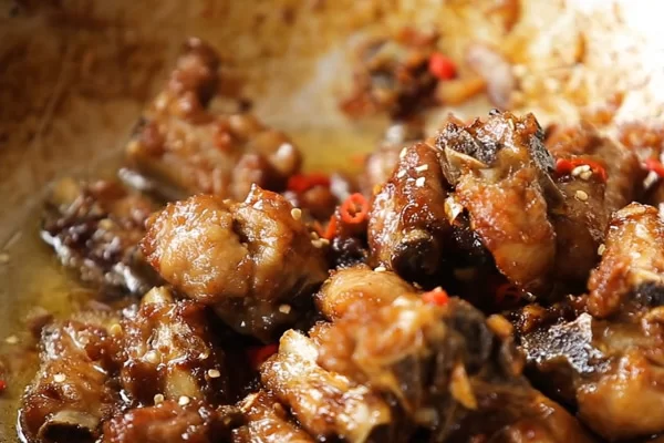 Xào sườn cùng sốt chua ngọt