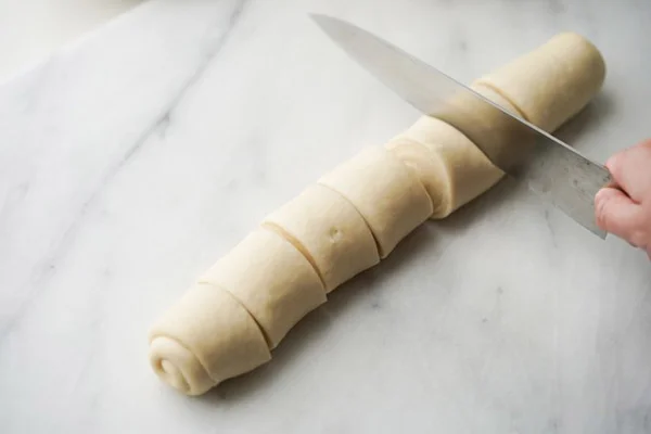 Cuộn khối bột và cắt thành hình vuông