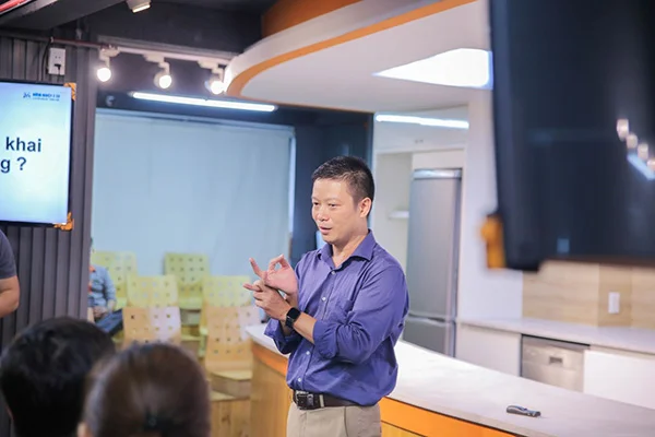 diễn giả nguyễn đình nam hiện đang là giảng viên ngành digital marketing tại hnaau