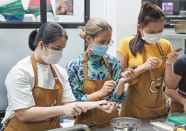 học viên thực hành sơ chế hải sản