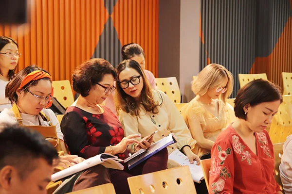 khách hàng thực hành tính các chỉ số về dinh dưỡng