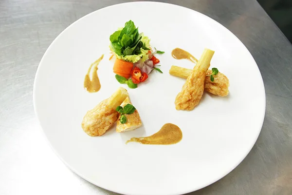 chạo tôm chiên vàng trình bày theo phong cách phục vụ alacarte