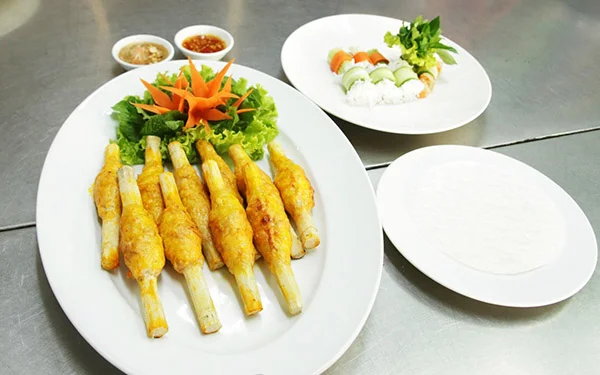 chạo tôm nướng trình bày trong phong cách phục vụ bàn tiệc