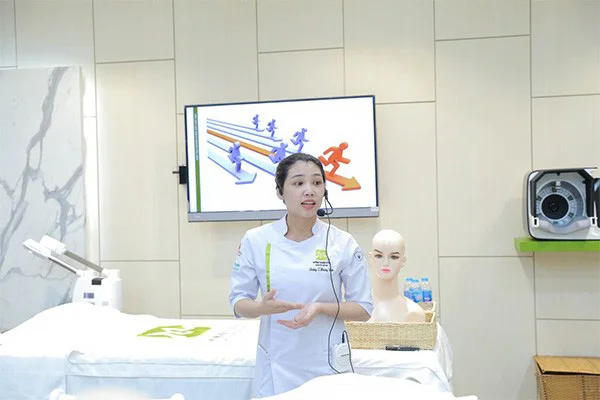 giảng viên trương thị hoàng uyên với nhiều năm kinh nghiệm hiện đang là giảng viên ngành chăm sóc sắc đẹp tại hnaau