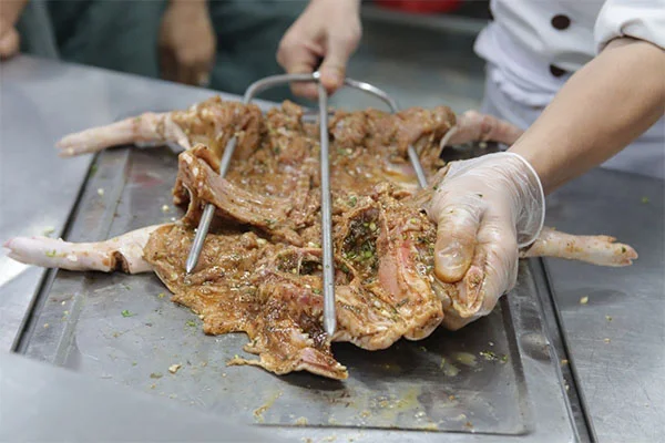 kỹ thuật xiên heo được thị phạm tại lớp học