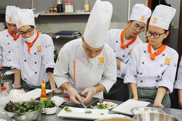 trang trí món ăn theo phong cách hiện đại