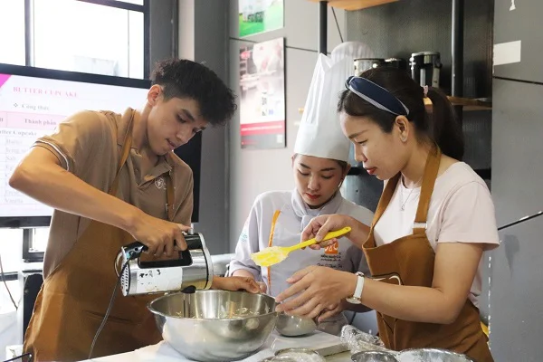 cô và trò thực hành làm cupcake