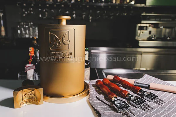 Khuôn đá Logo và cây đục đá