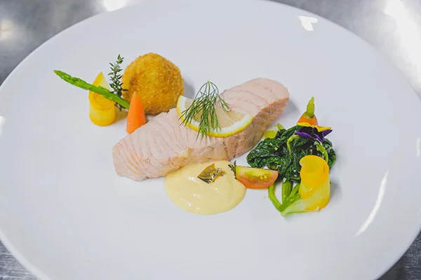 cá hồi luộc với xốt mousseline