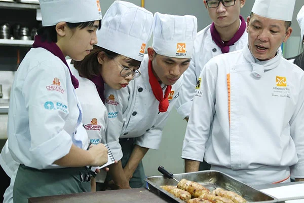 cùng với giảng viên kiểm tra nhiệt đồ món ăn sau khi đút lò