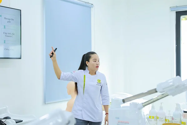 giảng viên bùi thị thắm là diễn giả đồng hành cùng workshop lần này