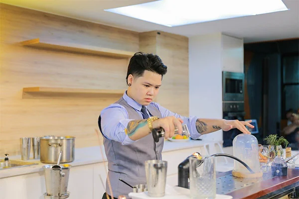 giảng viên hướng dẫn kỹ thuật tạo khói cho cocktail