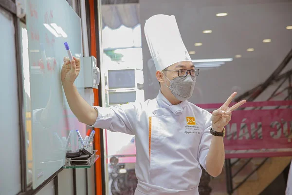 Giảng viên phổ biến quy tắc thi