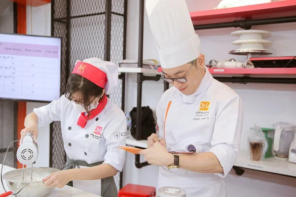 Giảng viên quan sát thao tác thực hiện