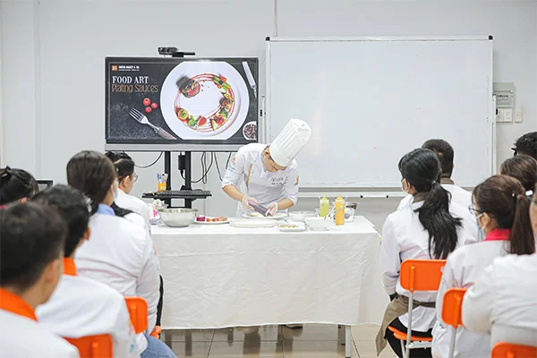 giảng viên vừa thực hiện vừa hướng dẫn giúp học nắm bắt kiến thức dễ dàng