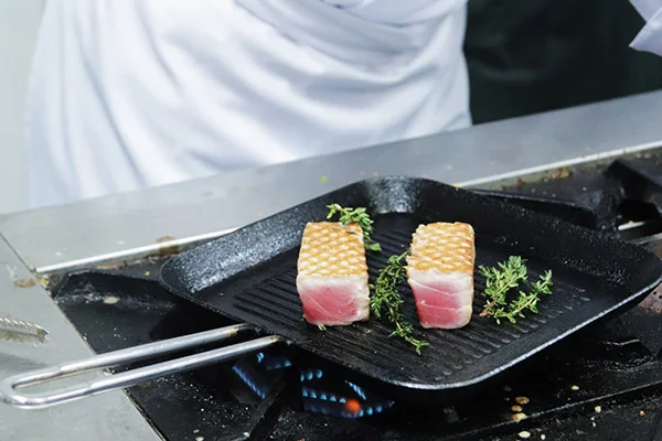 học viên được hướng dẫn kỹ thuật áp chảo cá ngừ đại dương