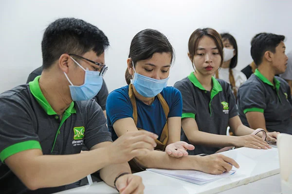 Học viên quan sát tỉ mỉ hạt cà phê